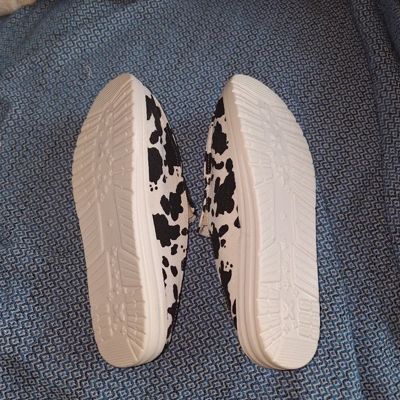Women's Black and White Cow Print Slip-On Shoes Size 7.5 - Picture 4 of 4